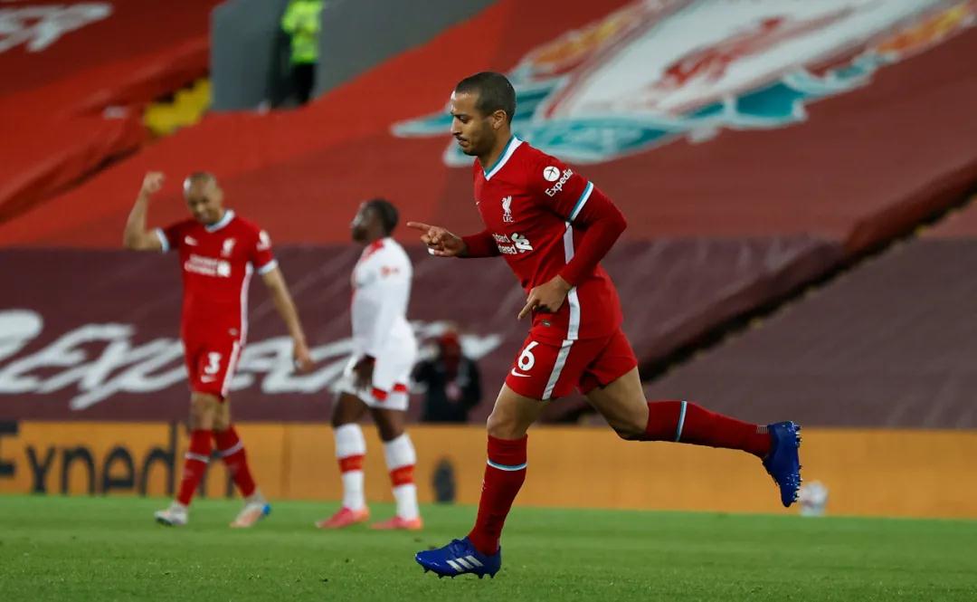 مكافأة الفوز بالدوري الإنجليزيحلم كل نادٍ وجائزة لا تُقدر بثمن
