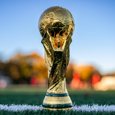 نادي ليفربول لكرة القدم: تاريخ عريق وشغف لا ينتهي  ليفربول هو أحد أكثر الأندية شهرة وتأثيراً في عالم كرة القدم، ليس فقط في إنجلترا ولكن على المستوى العالمي. تأسس النادي في عام 1892، ويقع مقره في مدينة ليفربول الإنجليزية، حيث يشكل جزءاً أساسياً من هوية المدينة وثقافتها. على مر السنين، بنى النادي إرثاً رياضياً ضخماً، مليئاً بالإنجازات والبطولات التي جعلت منه أسطورة كروية.